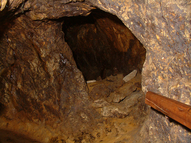 Dunkle Höhle im Silberberg