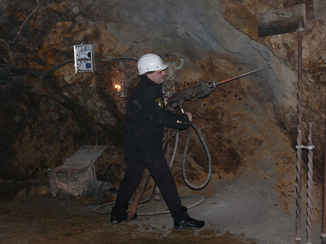 Bergwerksarbeiter mit Pressluft