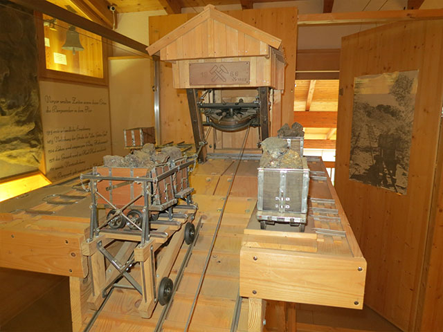 Bergwerks-Modell aus Holz